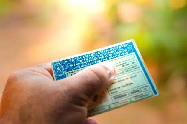 O atributo alt desta imagem está vazio. O nome do arquivo é 28-de-agosto-de-2019-brasil-homem-segurando-o-documento-carteira-nacional-de-habilitacao-cnh-uma-carteira-de-motorista-atesta-a-capacidade-do-cidadao-de-dirigir-veiculos-terrestres_68852-58.jpg