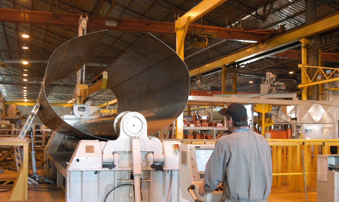 Empresa RANDON. Fabricação de semi-reboque tanque de combustível. Caxias do Sul 15.12.2005 - Foto Miguel Ângelo