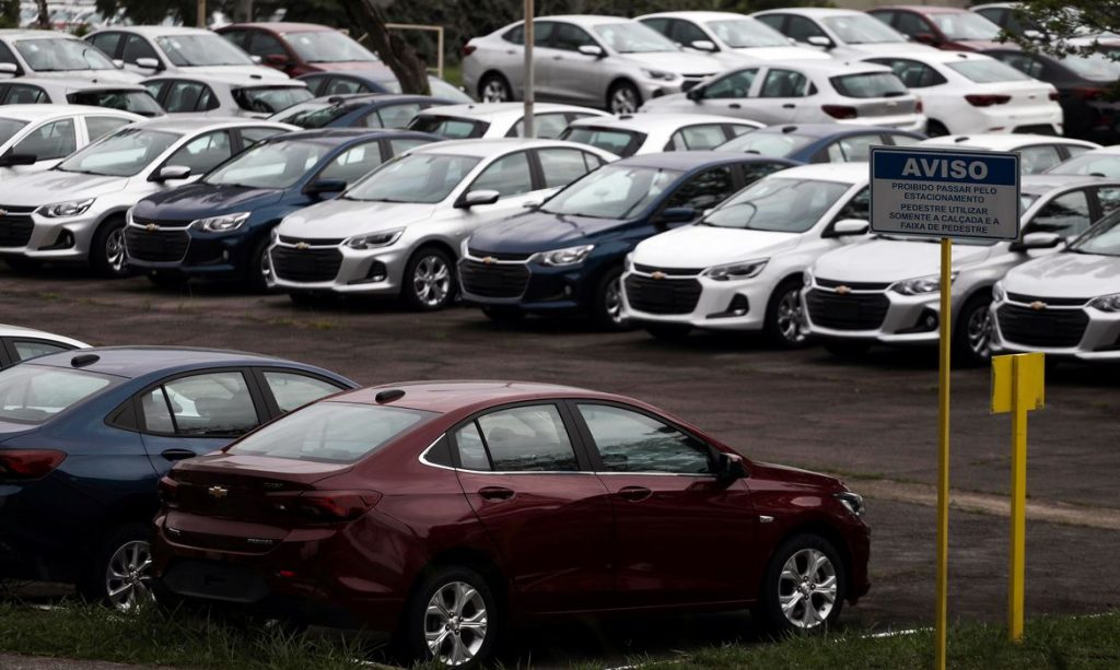Carros novos em pátio de fábrica da General Motors em São José dos Campos (SP) 19/03/2020 REUTERS/Roosevelt Cassio
